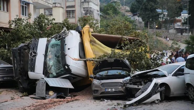 Hatay’da Freni Arızalanan Kamyon 7 Araca Çarptı: 5 Yaralı