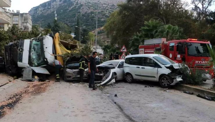 Hatay’da Hafriyat Kamyonu 7 Araca Çarptı, 4 Yaralı