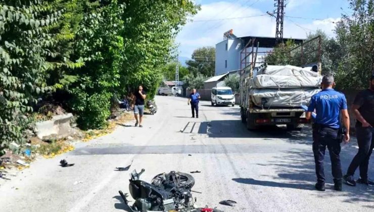 Hatay’da Motosiklet Kamyonetle Çarpıştı, Şoför Ağır Yaralandı