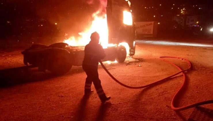 Hatay’da Park Halindeki Tır Alev Alev Yandı