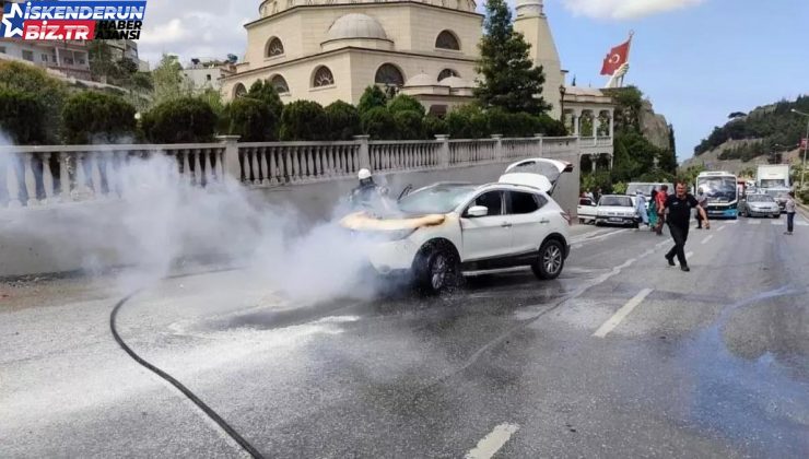 Hatay’da seyir halindeyken motor kısmı alev alan cipte hasar oluştu