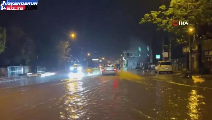 Hatay’da Şiddetli Yağış Caddeleri Göle Döndürdü