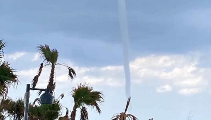 Hatay’ın Samandağ ilçesinde denizde hortum oluştu