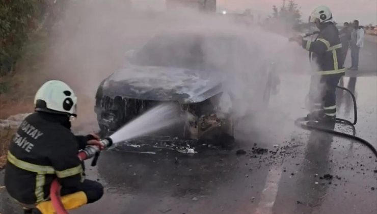 Reyhanlı’da Seyir Halindeki Arabada Yangın Çıktı