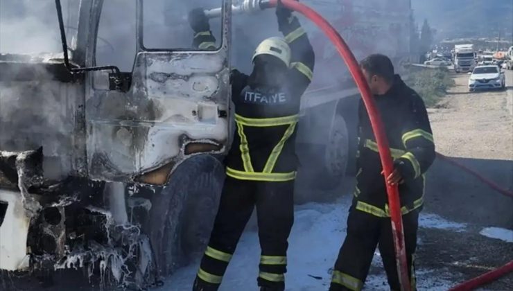 Antakya’da Seyir Halindeki Hafriyat Kamyonunda Yangın Çıktı