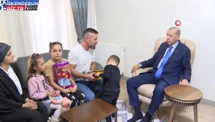 Cumhurbaşkanı Erdoğan, yeni yuvasına kavuşan aileyi konutunda ziyaret etti