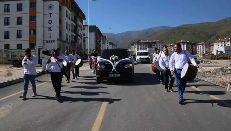 Depremzede Genç Çift Yeni Konutlarında Düğün Yaptı