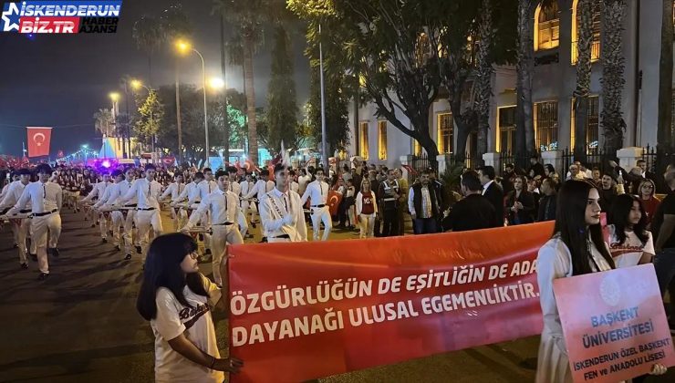 İskenderun’da Cumhuriyet’in 101. yılı fener alayıyla kutlandı