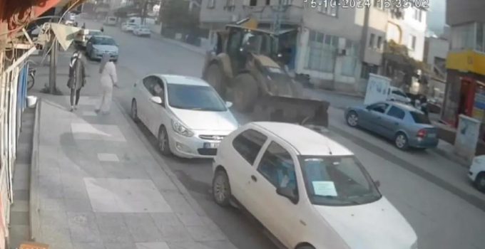 İskenderun’da Freni Arızalanan İş Makinesi 7 Araca Çarptı: 8 Yaralı