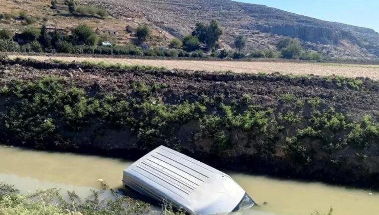 Kamyonet Sulama Kanalına Düştü, Şoför İtfaiye Takımları Tarafından Kurtarıldı