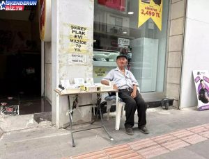 90 yaşındaki adam, 70 yıldır plak ve CD satarak mesai yapıyor