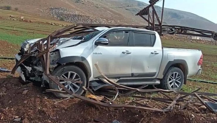 Hatay’da Pikap Elektrik Direğine Çarptı, Şoför Yaralandı