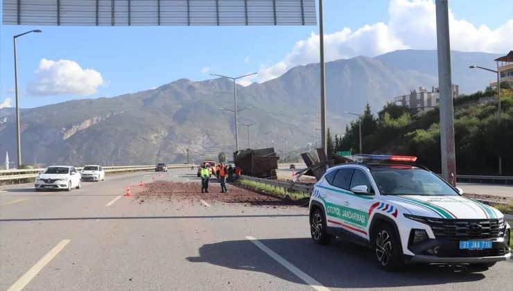 İskenderun’da Bariyere Çarpan Tır Şoförü Yaralandı