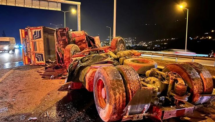 İskenderun’da Tırın Şarampole Devrilmesi Sonucu Şoför Yaralandı